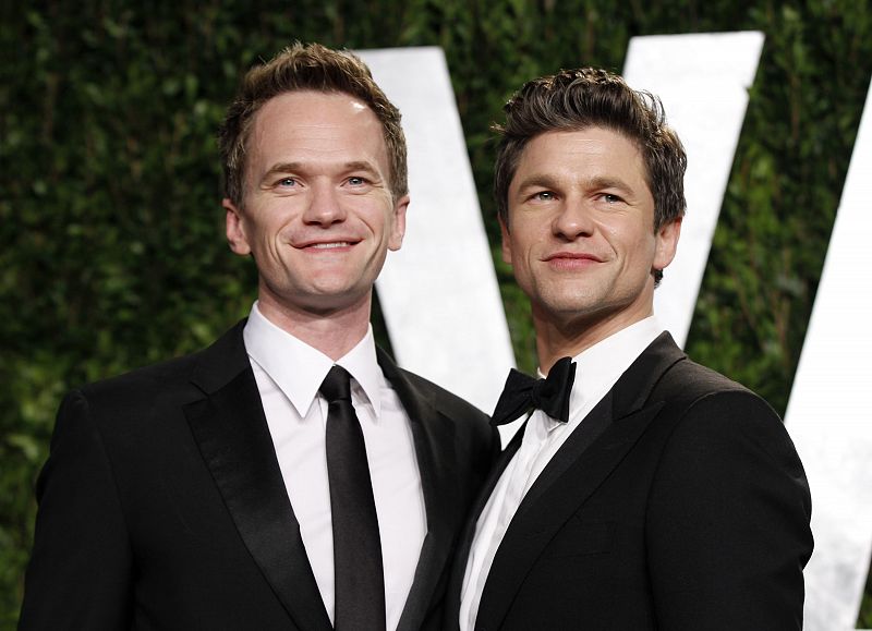 Neil Patrick Harris y su compañero David Burtka, en la fiesta Vanity Fair Oscar