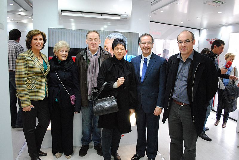 Desde el segundo lugar por la izquierda, la escritora Luz Pozo; Miguel Lorenzo, hermano del actor Francis Lorenzo; la diseñadora Kina Fernández y el diputado del BNG Francisco Jorquera.