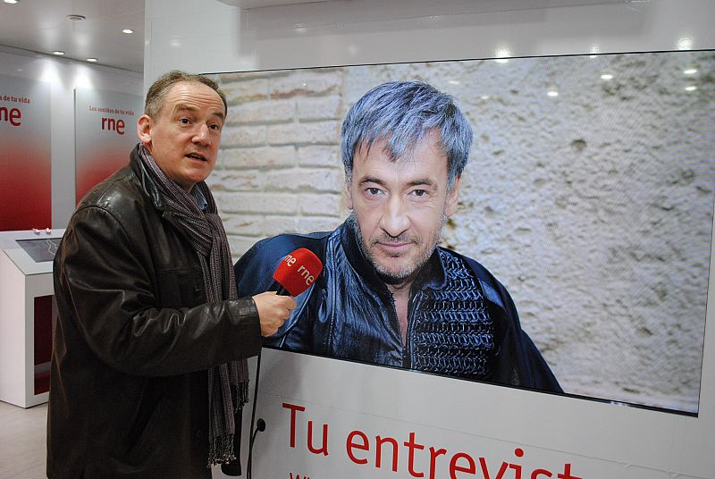 El concejal de La Coruña, Miguel Lorenzo, entrevista a su hermano Francis.