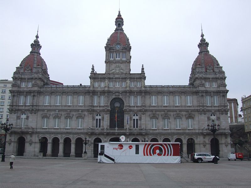 Plataforma conmemorativa con el Palacio de María Pita al fondo.