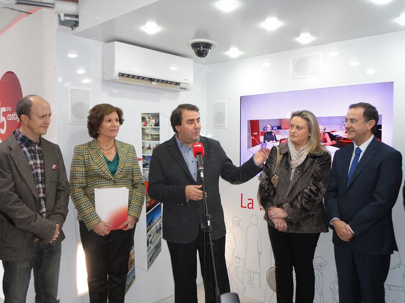 De izquierda a derecha, Xosé Manuel García, adjunto a la dirección de RNE en Galicia; Celia Díaz, directora territorial de la emisora; el alcalde de La Coruña, Carlos Negreira, y varios concejales.