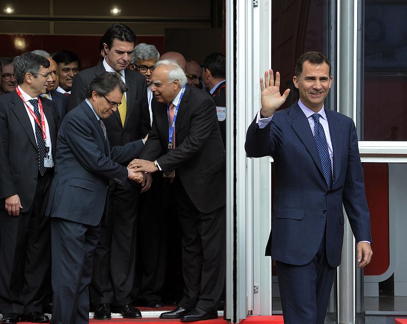 El Príncipe de Asturias destacó este lunes "la imagen y el mensaje tan positivo" que el Mobile World Congress (MWC) y la elección de Barcelona como capital del móvil lanzan desde España "hacia Europa y el mundo en un contexto tan difícil como el que