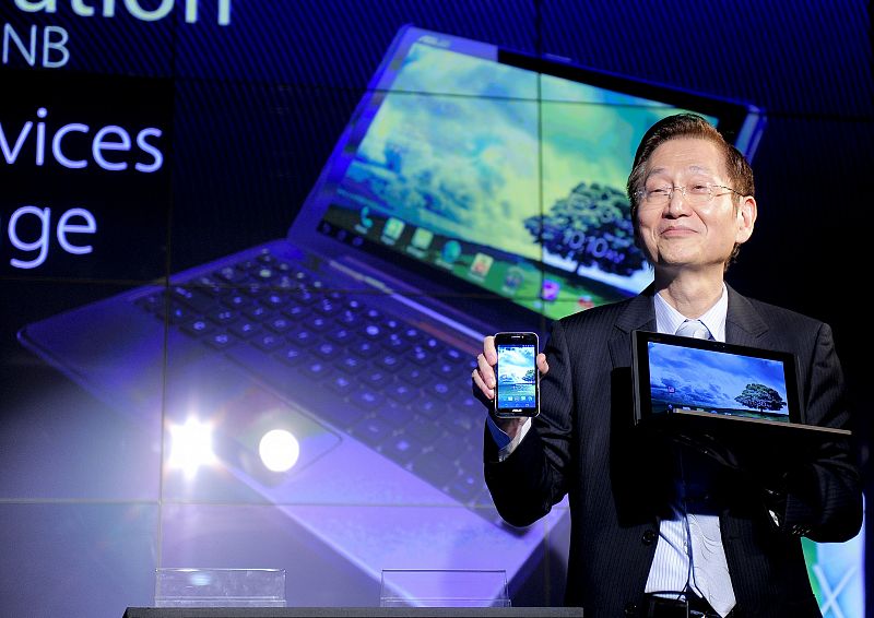 El responsable de la compañía taiwanesa Asus, Jonney Shih, durante la presentación del Padphone, un dispositivo 'tres en uno'