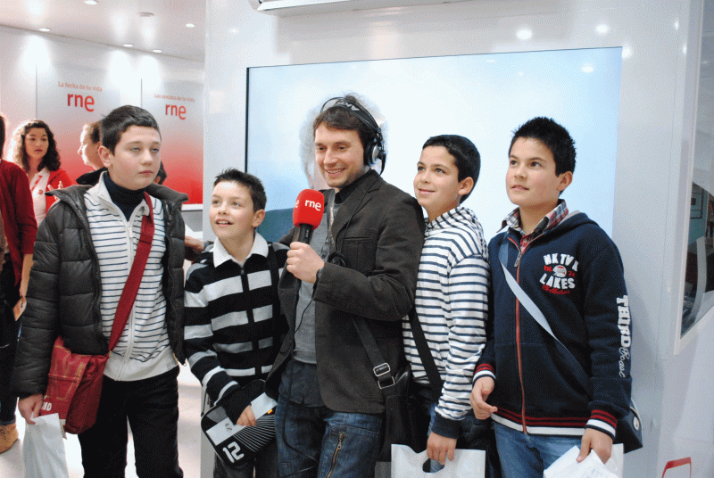 Escolares durante la visita del museo itinerante