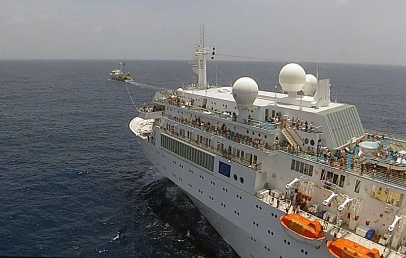 El barco pesquero francés Trevignon remolca al crucero Costa Allegra hasta un puerto de las islas Seychelles