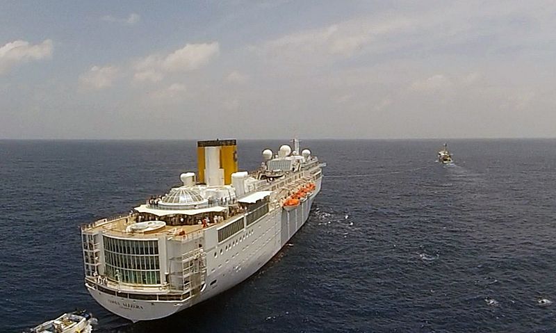 Imagen de la popa del Costa Allegra, que está siendo remolcado hacia las islas Seychelles.