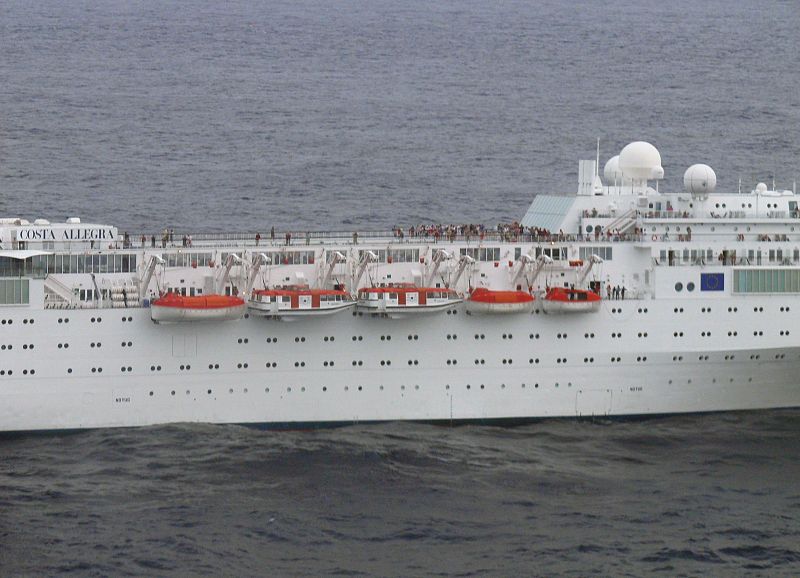 Pasajeros del Costa Allegra en cubierta. Debajo, los botes salvavidas.