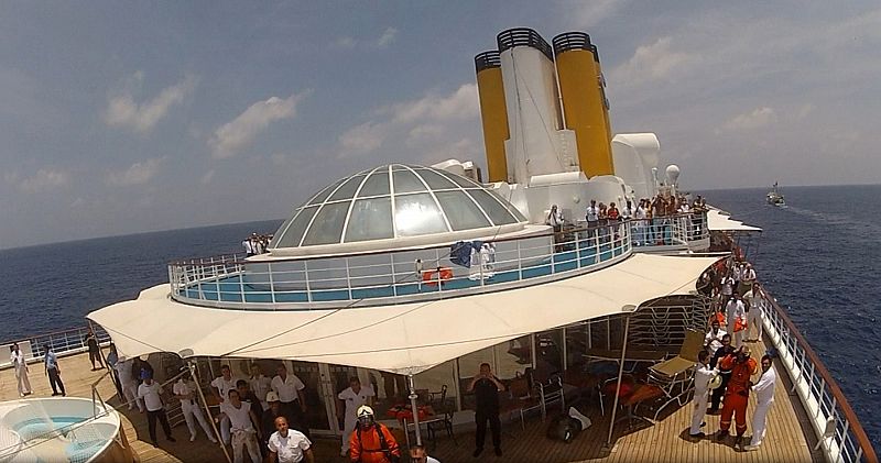 Pasajeros y tripulación del Costa Allegra en la cubierta de la nave