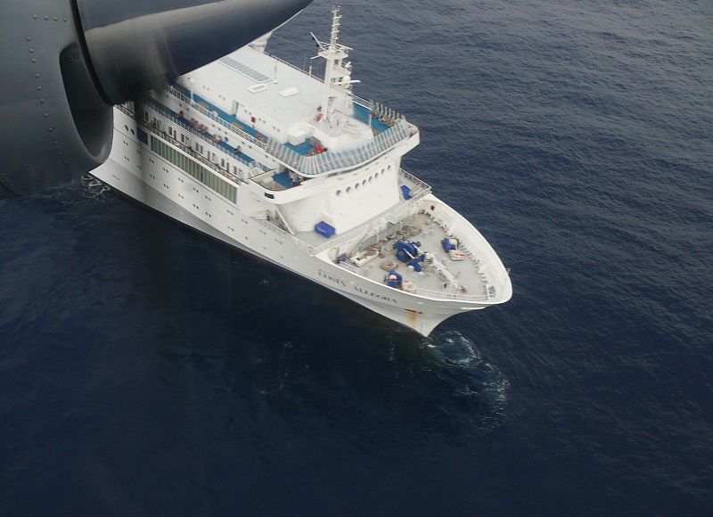 El Costa Allegra, fotografiado desde un avión de vigilancia de la Marina india