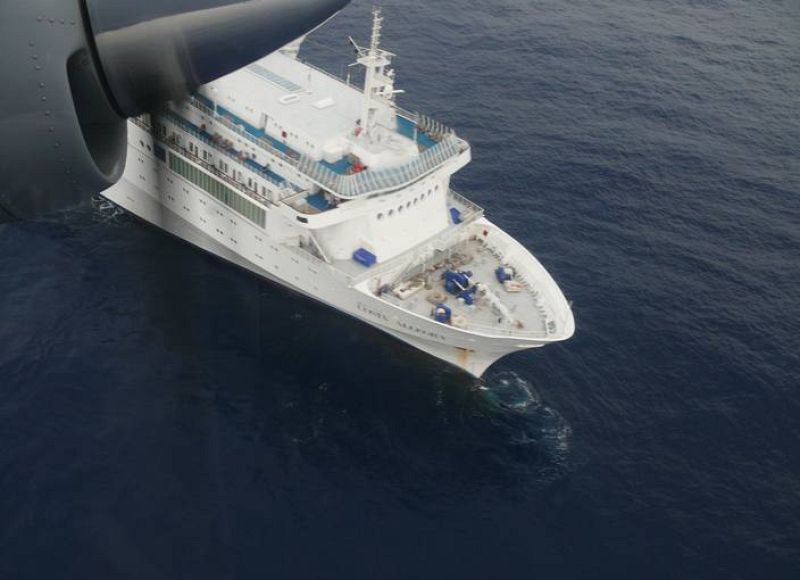 El Costa Allegra, fotografiado desde un avión de vigilancia de la Marina india