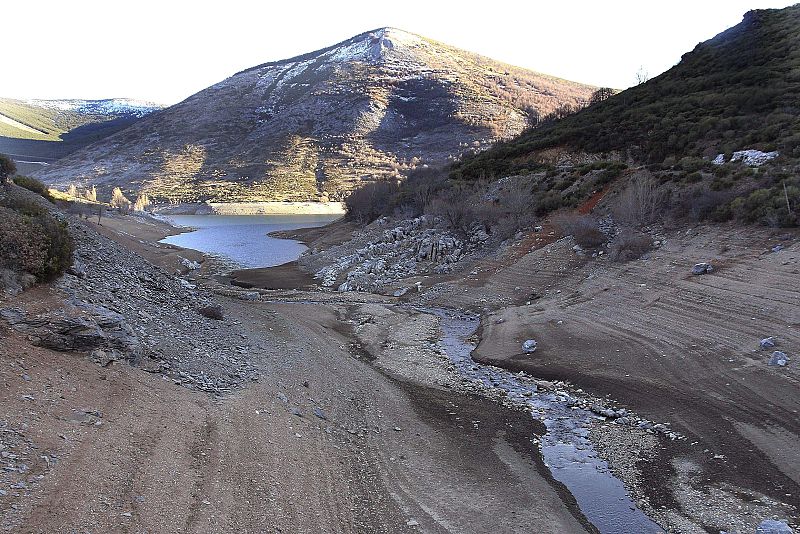 Embalse de Compuerto (Palencia) , al 50% de su capacidad