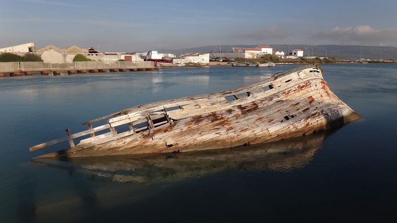 Barco hundido en el puerto viejo de Barbate