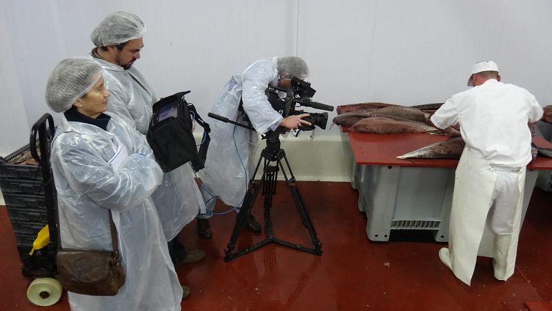 Rodando en una de las conserveras barbateñas