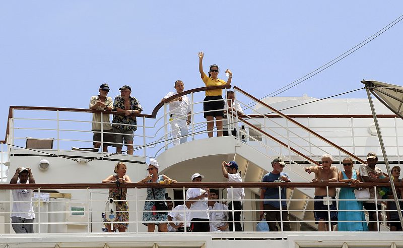 Una pasajera saluda desde la cubierta del buque. El Costa Allegra pertenece a la misma compañía, Costa Cruceros, propietaria del Concordia