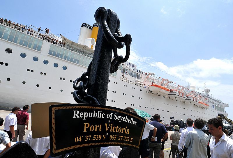 La Cruz Roja esperaba a los viajeros del Costa Allegra en el puerto de Mahé con agua y alimentos