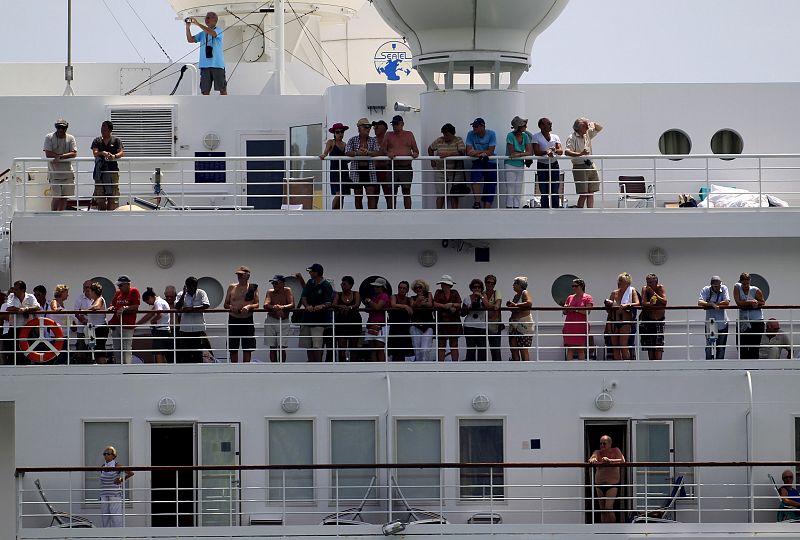Imagen de los turistas en los miradores del crucero italiano