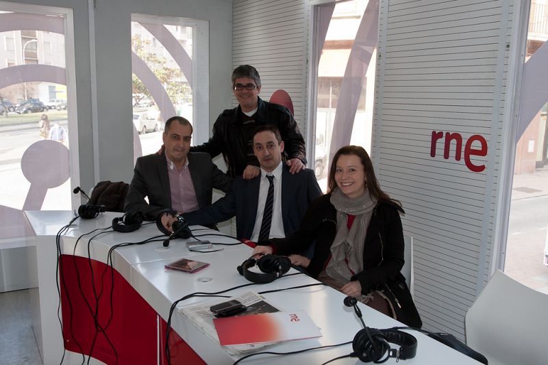 Más de un millar de personas ha celebrado en Ponferrada el 75º aniversario de Radio Nacional de España, cuyas emisiones en la capital berciana comenzaron hace 60 años.