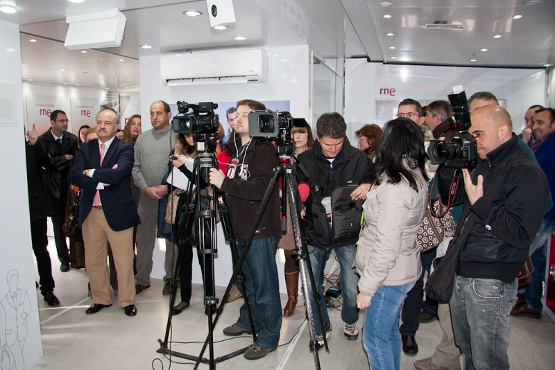 Más de un millar de personas ha celebrado en Ponferrada el 75º aniversario de Radio Nacional de España, cuyas emisiones en la capital berciana comenzaron hace 60 años.