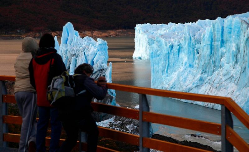 Aspecto del glaciar después de romperse, ante la atónita mirada de alguno de los turistas que no pudieron contemplar el espectáculo porque se produjo de madrugada.