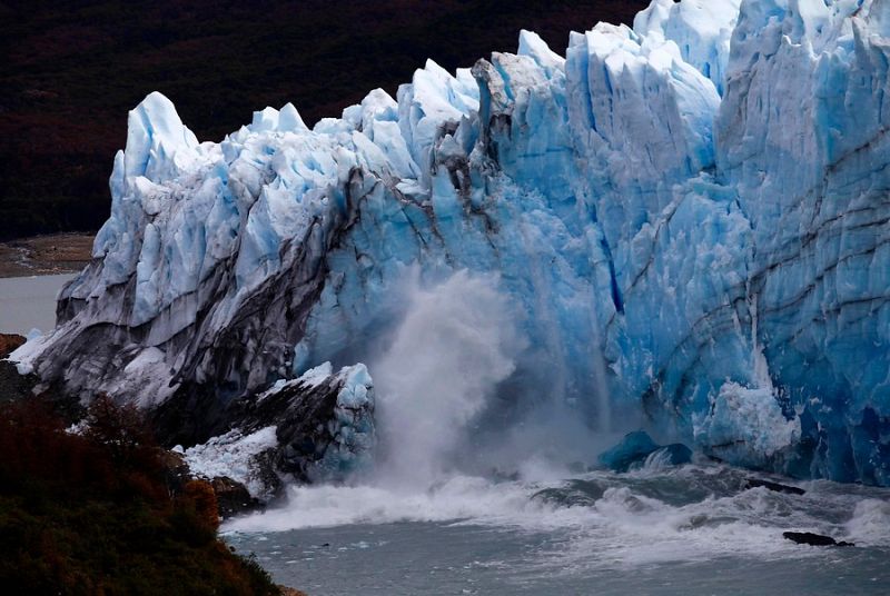 En la ruptura del glaciar, el dique de hielo que separa el brazo Rico y el Canal de los Témpanos del Lago Argentino se rompe y provoca un espectáculo de la naturaleza digno de contemplar