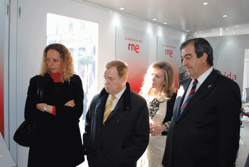 Cascos observa la exposición del 75º Aniversario de RNE