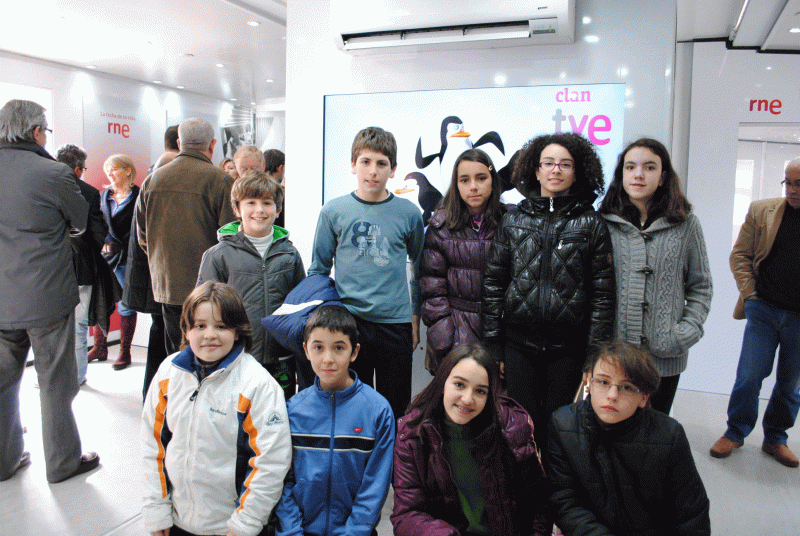 Escolares durante la visita al museo móvil de RNE