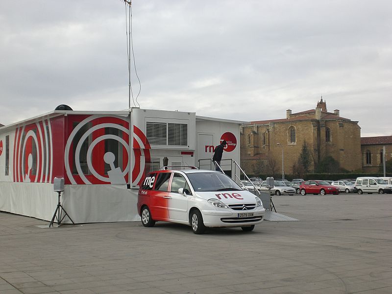 700 personas han celebrado en León el 75º aniversario de Radio Nacional con su visita a la exposición itinerante de la radio pública instalada en la avenida de Peregrinos de la capital.