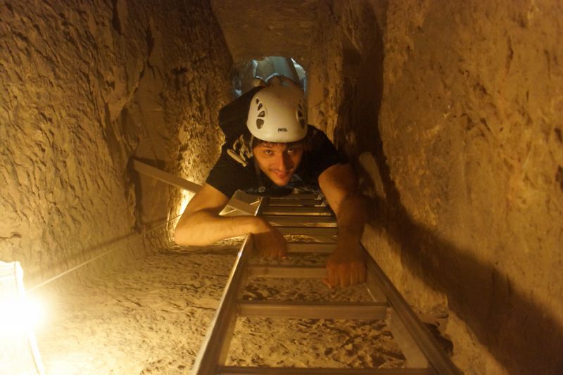 Preparándose para grabar en el interior de una cámara sepulcral en Egipto