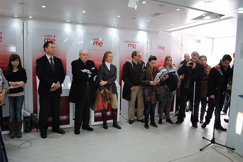 Cerca de mil personas han visitado en Gijón la exposición itinerante "RNE contigo", instalada en los jardines del Náutico de la ciudad asturiana, desde donde los trabajadores de la emisora local han realizado un programa especial de dos horas.