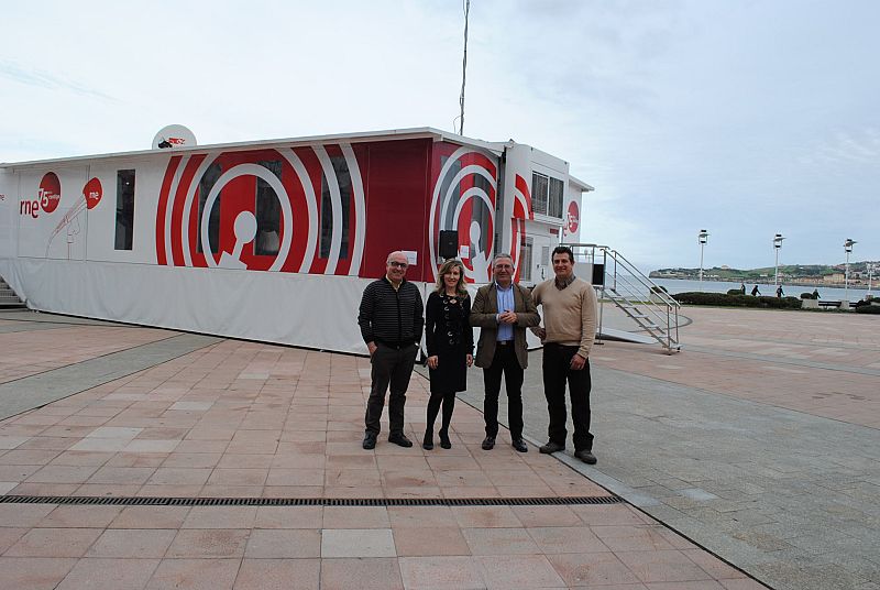 Cerca de mil personas han visitado en Gijón la exposición itinerante "RNE contigo", instalada en los jardines del Náutico de la ciudad asturiana, desde donde los trabajadores de la emisora local han realizado un programa especial de dos horas.