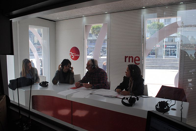 Cerca de mil personas han visitado en Gijón la exposición itinerante "RNE contigo", instalada en los jardines del Náutico de la ciudad asturiana, desde donde los trabajadores de la emisora local han realizado un programa especial de dos horas.