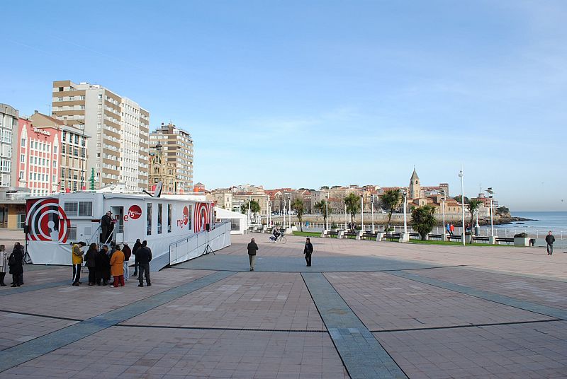 Cerca de mil personas han visitado en Gijón la exposición itinerante "RNE contigo", instalada en los jardines del Náutico de la ciudad asturiana, desde donde los trabajadores de la emisora local han realizado un programa especial de dos horas.