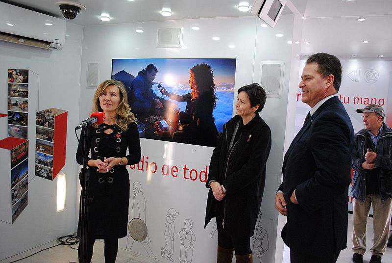 Cerca de mil personas han visitado en Gijón la exposición itinerante "RNE contigo", instalada en los jardines del Náutico de la ciudad asturiana, desde donde los trabajadores de la emisora local han realizado un programa especial de dos horas.