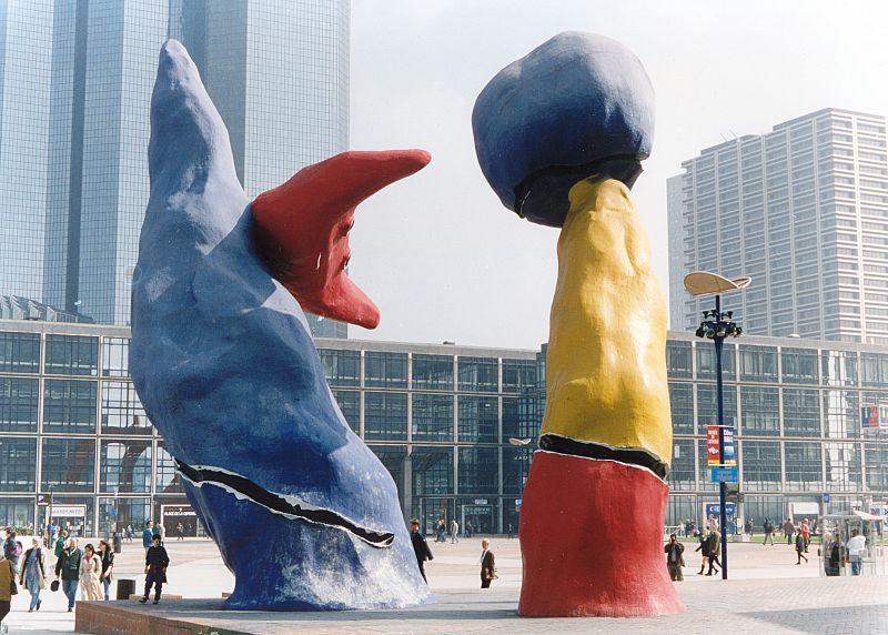 Esculturas de Joan Miró situadas en una plaza del barrio de La Defense, en París