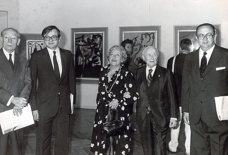 Joan Miró y su exposa en una exposición con sus obras