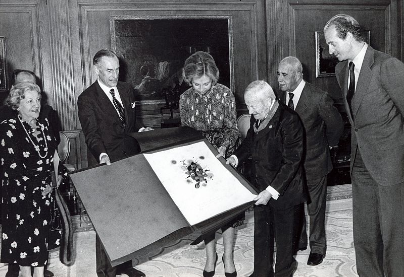 Joan Miró recibe la Medalla de Oro de las Bellas Artes de mano de los reyes de España
