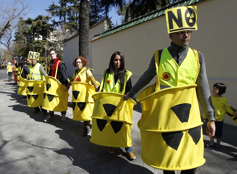 ECOLOGISTAS SE CONCENTRAN EN LA EMBAJADA DE JAPÓN, EN ANIVERSARIO DE FUKUSHIMA
