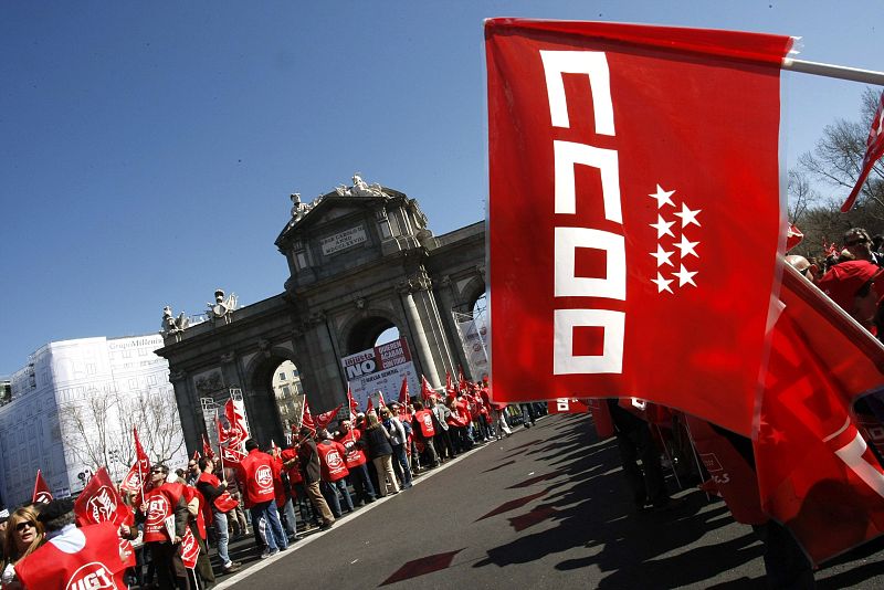 MANIFESTACIION CONTRA LA REFORMA LABORAL AL PASO DE LA PUERTA DE ALCALA DE MADRID