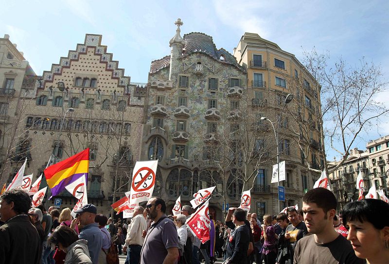 MASIVA MANIFESTACION EN BARCELONA CONTRA LA REFORMA LABORAL Y LOS RECORTES SOCIALES