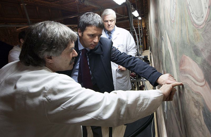 El alcalde de Florencia, Matteo Renzi, viendo un detalle del posible fresco de Da Vinci.