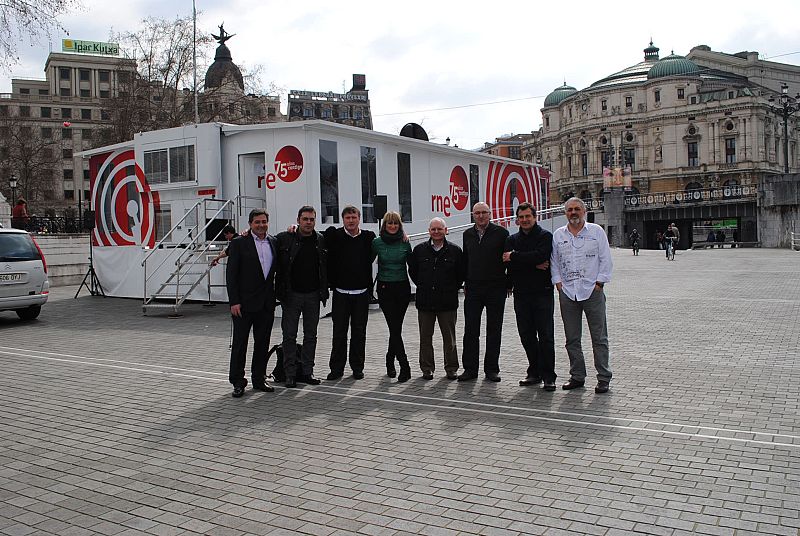 Cerca de 3.000 personas han visitado la plataforma exposición del 75º aniversario de RNE durante los dos días que ha permanecido en Bilbao, instalada en pleno corazón de Bilbao, en el muelle del Arenal.