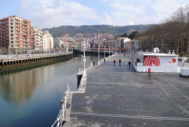 Cerca de 3.000 personas han visitado la plataforma exposición del 75º aniversario de RNE durante los dos días que ha permanecido en Bilbao, instalada en pleno corazón de Bilbao, en el muelle del Arenal.