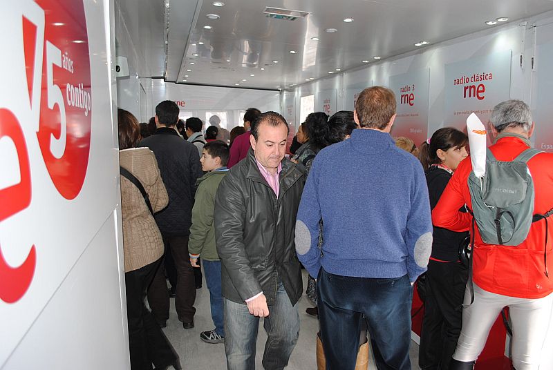 Cerca de 3.000 personas han visitado la exposición itinerante del 75º aniversario de RNE durante los dos días que ha permanecido en Bilbao, instalada en pleno corazón de la ciudad vasca, en el muelle del Arenal.
