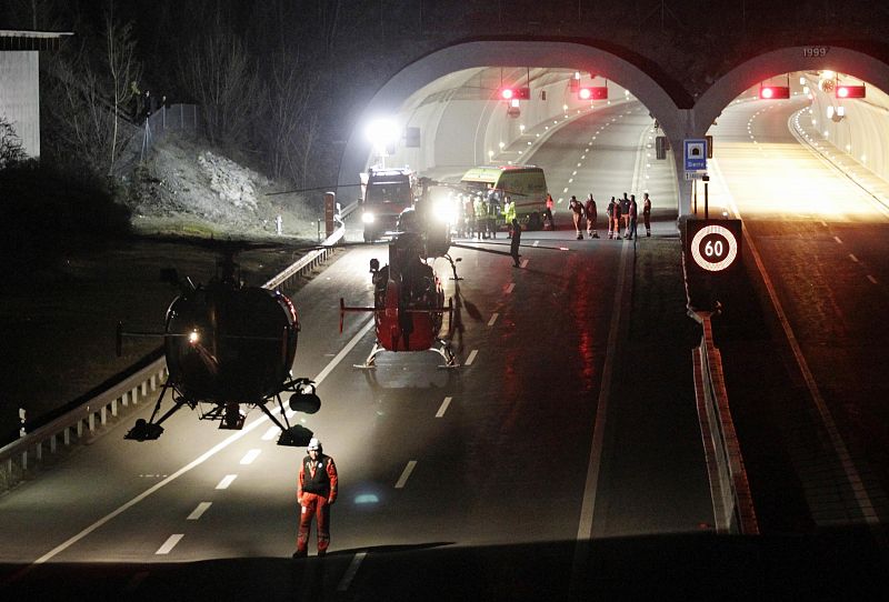 Entrada del túnel en Sierre (Suiza) donde se ha producido el accidente de autobús en el que han muerto 28 personas