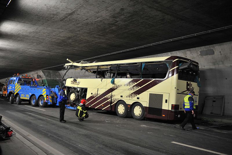 Se desconoce la causa por la que el autobús ha chocado contra un lateral del túnel y luego se ha empotrado contra una salida de emergencia