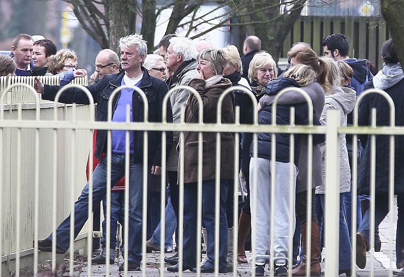 Parientes de las víctimas de un accidente de autobús reacciona ante el colegio 't Stekske en Lommel