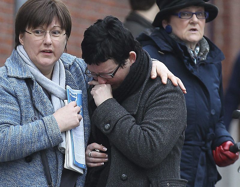 Parientes de las víctimas de un accidente de autobús lloran al llegar el colegio Saint Lambertus en Heverlee, Bélgica.