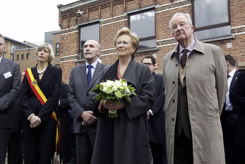 La reina Paola y el rey Alberto II guardan un minuto de silencio por las víctimas del accidente.