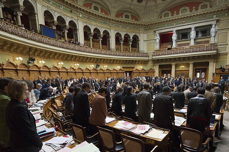 La Asamblea Federal Suiza guarda un minuto de silencio por las víctimas del accidente de autobús, tras una sesión parlamentaria en Berna.