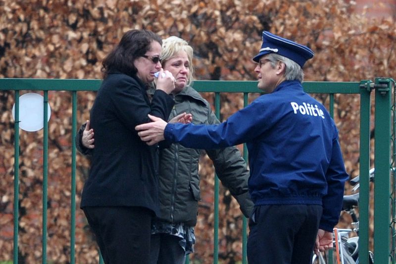 Familiares y profesores lloran por los niños fallecidos en el accidente de autobús de Suiza.